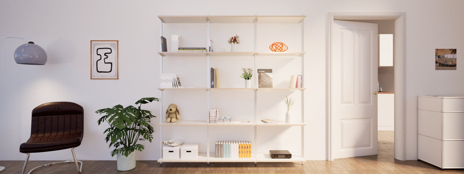 Modernes Homeoffice mit MALYA RIGA Schreibtisch und VEST Regal – wandmontiertes, modulares Möbelsystem mit offener Regalstruktur, 90 cm Arbeitsfläche und minimalistischer Einrichtung in hellem, natürlichem Ambiente.