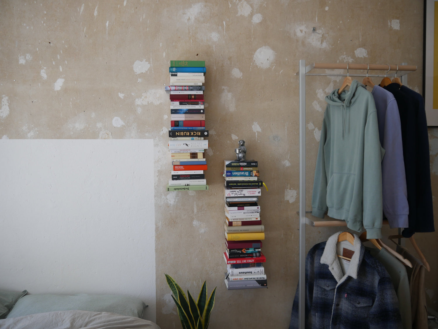 MALYA Regal Float Hängt in einem Urban eingerichtetem Zimmer. Bücherregal Float von MALYA