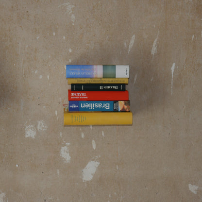 Schwebendes Bücherregal von MALYA als minimalistisches Wandobjekt