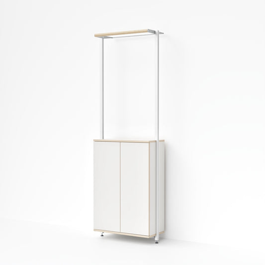 ELVA SOLO – MALYA – Dreiviertelansicht des modularen Regalsystems mit Stauraum und Aluminiumprofilen in Weiß mit Multiplex-Kanten