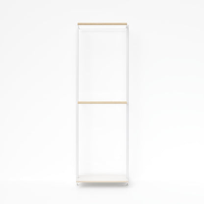 MALYA OSLO Einzelmodul mit zwei Kleiderstangen – frontal- offenes, wandmontiertes Garderobensystem mit weißen Aluminiumprofilen und naturfarbenem Multiplex-Holz, ideal für kompakte Räume mit hohem Anspruch an Design und Funktionalität.