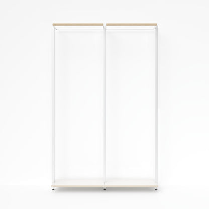 Offenes Kleiderstangen-Modul OSLO von MALYA in Weiß mit Multiplex-Holz - frontalansicht – minimalistisches, wandmontiertes System aus Aluminiumprofilen, ideal als platzsparende Garderobe im Flur, Schlafzimmer oder Ankleidezimmer, nachhaltig produziert mit FSC-zertifiziertem Holz.

