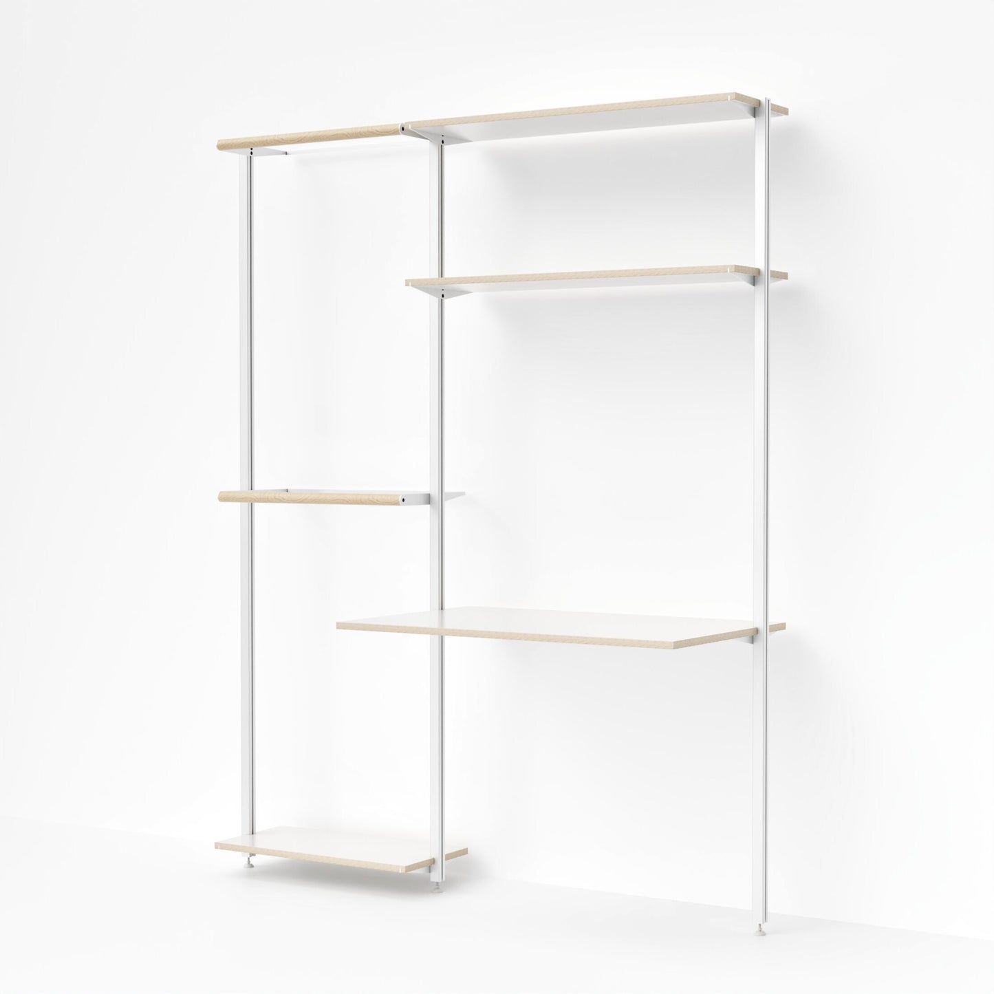 Wandmontiertes Regalsystem von MALYA mit integriertem Schreibtisch – modulare Kombination aus natürlichen Aluminiumprofilen und FSC-zertifiziertem Multiplex in Natur, flexibel konfigurierbar für Homeoffice, Wohnbereich oder Studio mit viel Stauraum und klarer Linienführung.