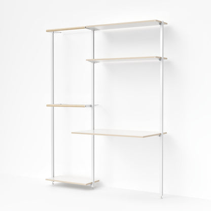 Wandmontiertes Regalsystem von MALYA mit integriertem Schreibtisch – modulare Kombination aus natürlichen Aluminiumprofilen und FSC-zertifiziertem Multiplex in Natur, flexibel konfigurierbar für Homeoffice, Wohnbereich oder Studio mit viel Stauraum und klarer Linienführung.