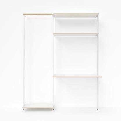 Modulare Kombination aus MALYA RIGA Schreibtisch und OSLO Kleiderstange – wandmontiertes System mit 90 cm breitem Arbeitselement und offener Garderobenstruktur aus Aluminiumprofilen und naturfarbenem Multiplex, ideal für hybride Räume zwischen Arbeiten und Wohnen.