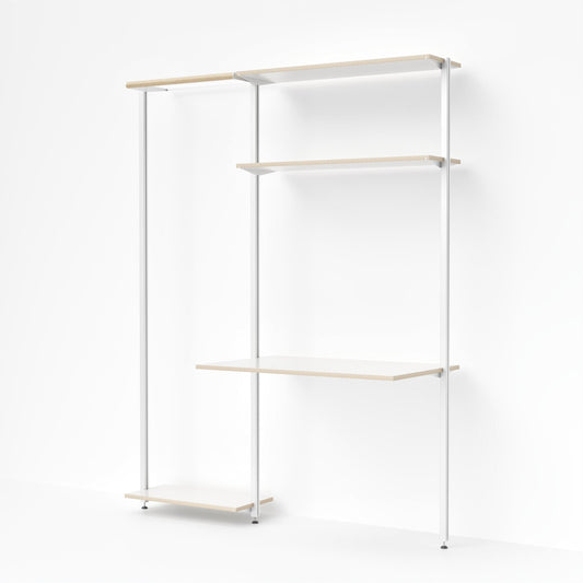 Modulare Kombination aus MALYA RIGA Schreibtisch und OSLO Kleiderstange – wandmontiertes System mit 90 cm breitem Arbeitselement und offener Garderobenstruktur aus Aluminiumprofilen und naturfarbenem Multiplex, ideal für hybride Räume zwischen Arbeiten und Wohnen.