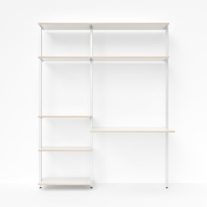 Modulare MALYA Kombination aus VEST Regal und RIGA Schreibtisch – frontal - wandmontiertes Möbelsystem in Weiß mit offenem Regalelement und 90 cm breiter Arbeitsfläche, ideal für Homeoffice und kreative Arbeitsbereiche im minimalistischen Stil.