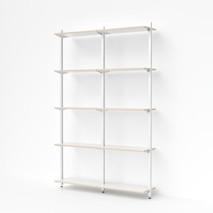 Doppelte Ausführung des modularen MALYA Regals VEST hoch5 – wandmontiertes Regalsystem mit zehn offenen Ebenen aus weißem Aluminiumprofil und naturfarbenem Multiplex, ideal für Bücher, Ordner oder dekorative Objekte im Wohn- oder Arbeitsbereich.